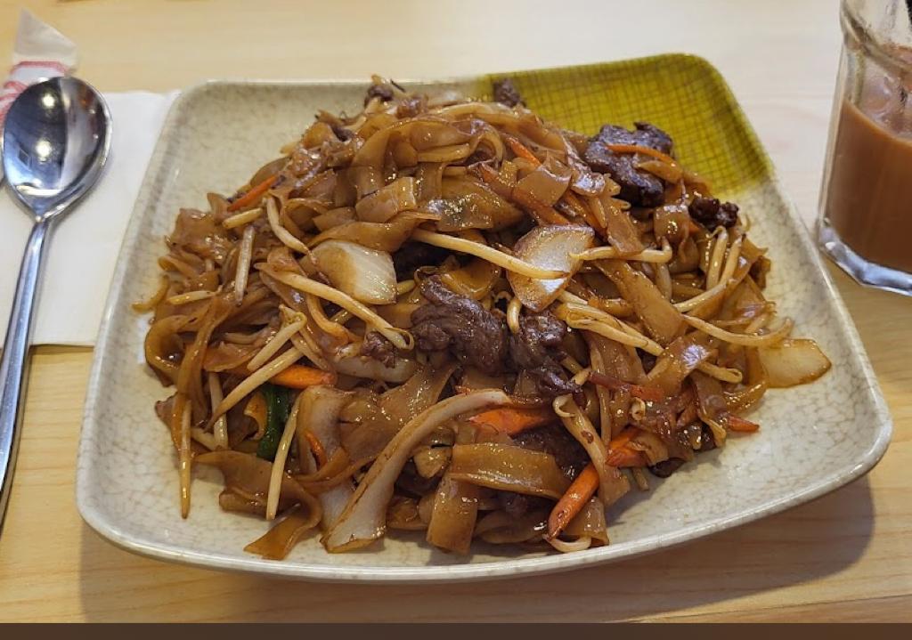 Fried Ho Fun with Beef (乾炒牛河)